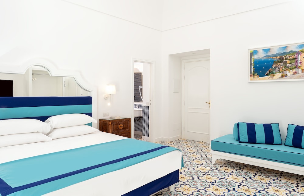 Deluxe Room, 1 King Bed, Poolside