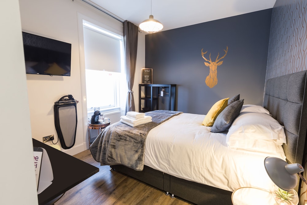 Deluxe King Room - Photo 11
