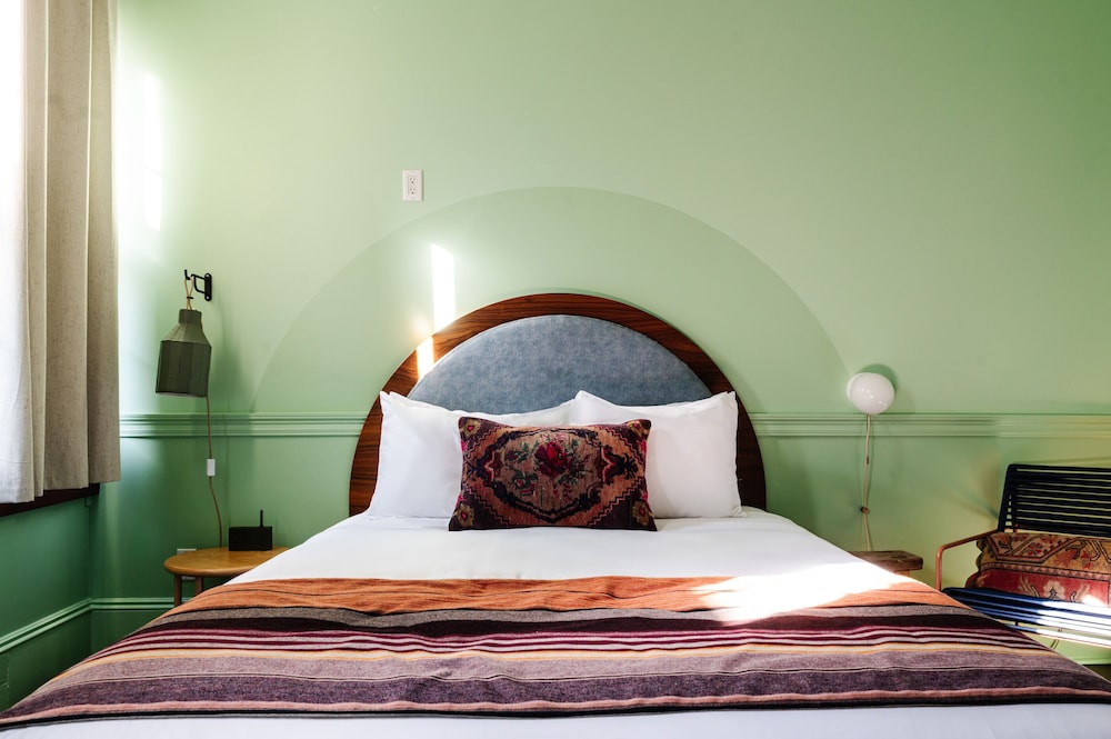 Queen Room (24/7 Front Desk) - Photo 3