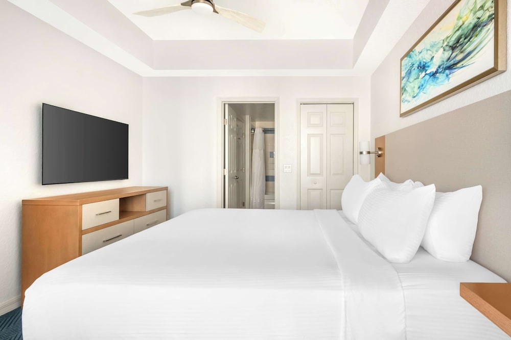 1 Bedroom Queen Suite with Balcony and Sofabed photo 1
