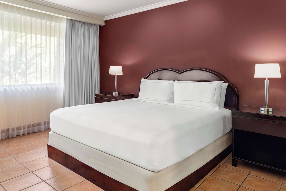 2 Bedrooms Master Suite, Business Lounge Access photo 1
