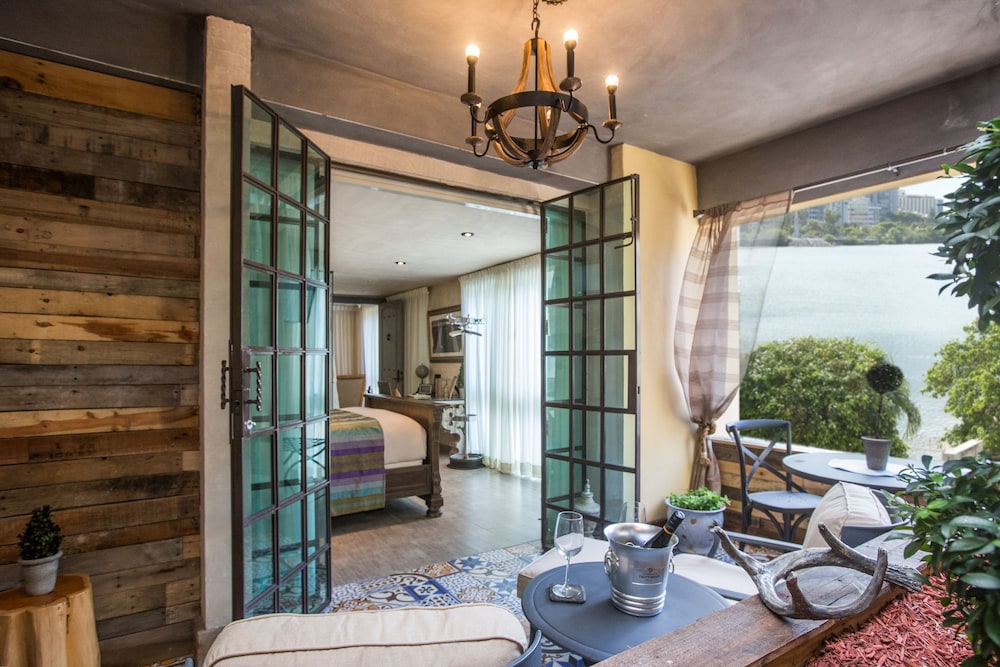 Suite (Partial Lagoon View)
