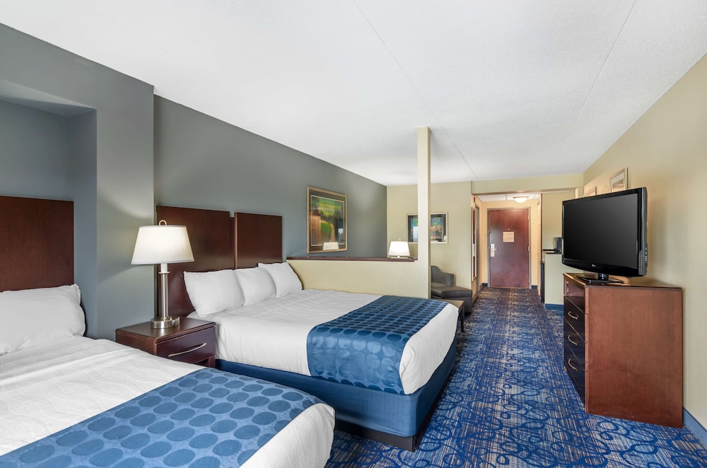 Suite, 2 Queen Beds, Non Smoking, Refrigerator & Microwave - Photo 1