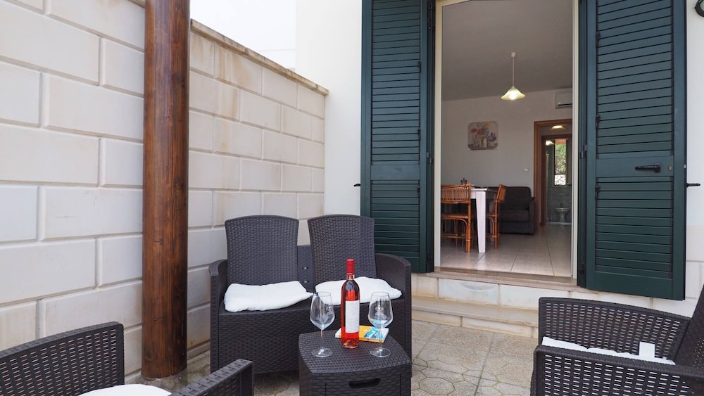 Villa, Smoking photo 3