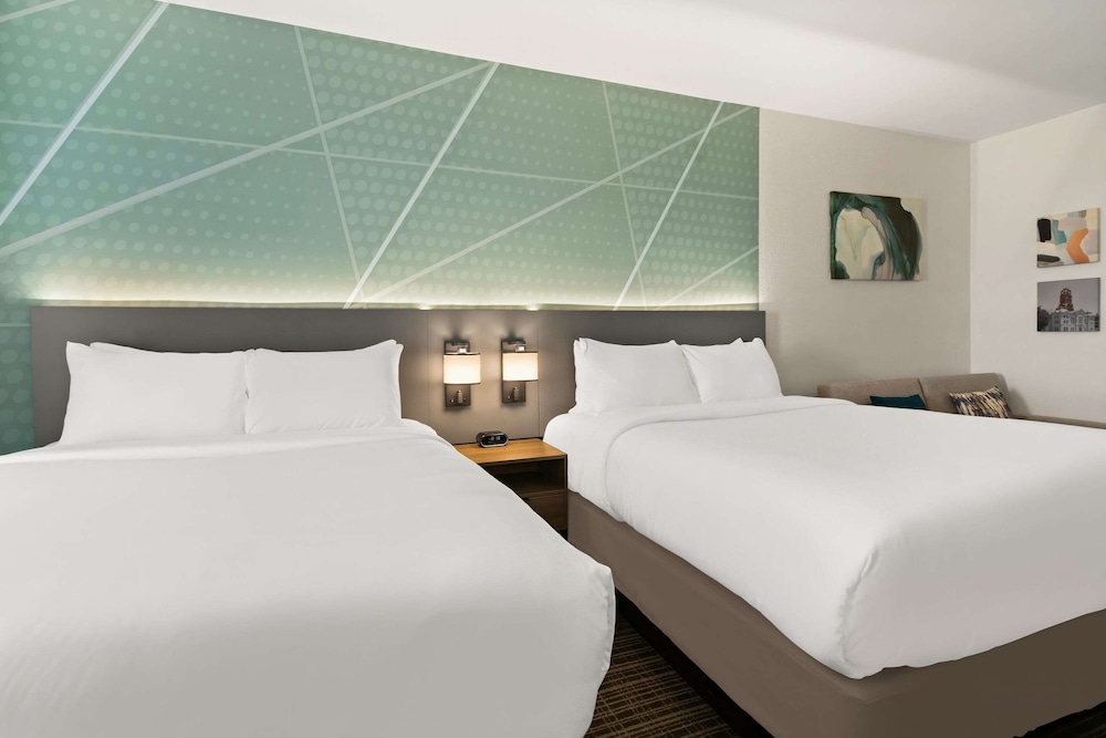 Two Queen beds, non smoking, suite - Photo 3