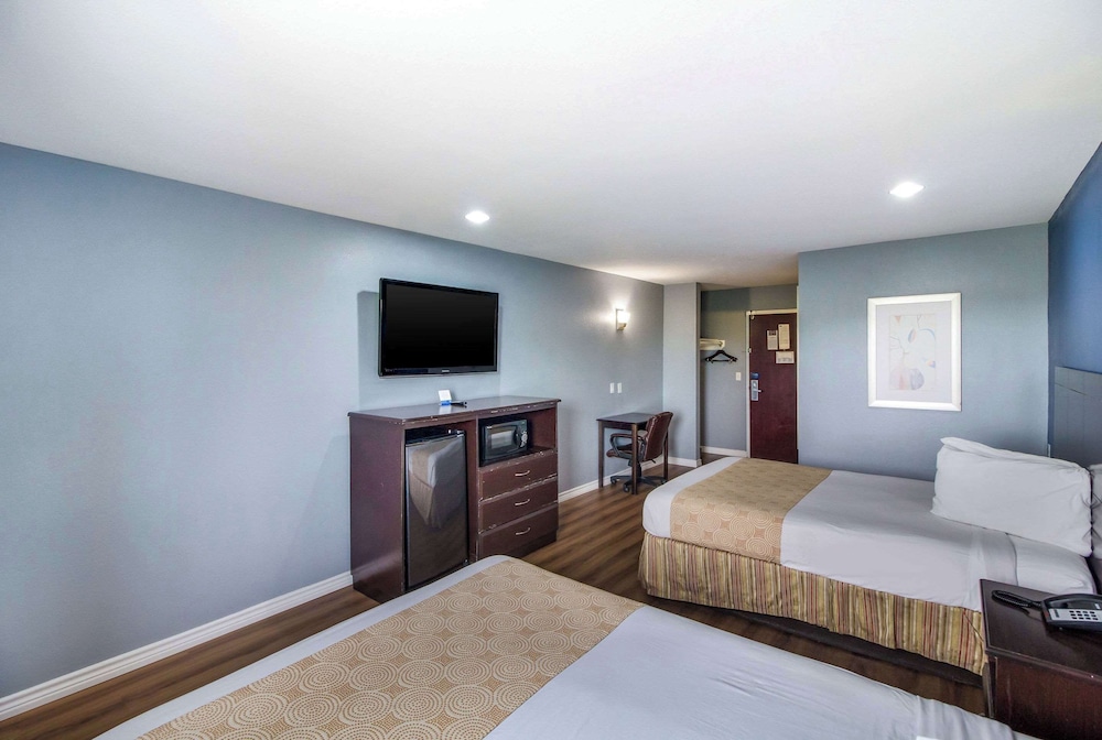 Standard Room, 2 Queen Beds, Smoking photo 2