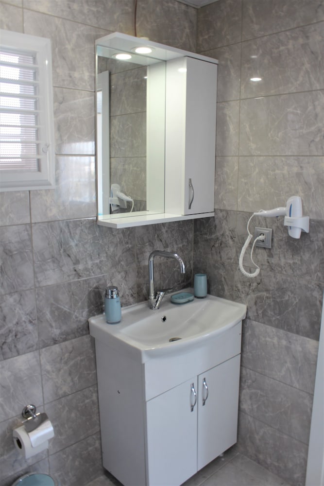 Economy Triple Room, 1 Bedroom, Non Smoking, Partial Sea View photo 2