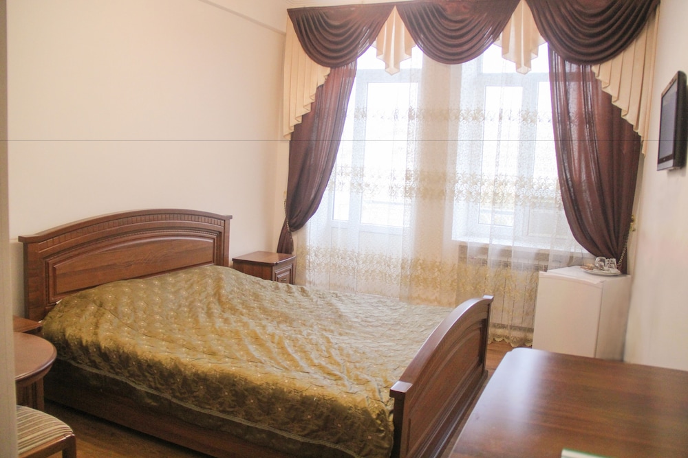 Basic Double Room, 1 Queen Bed