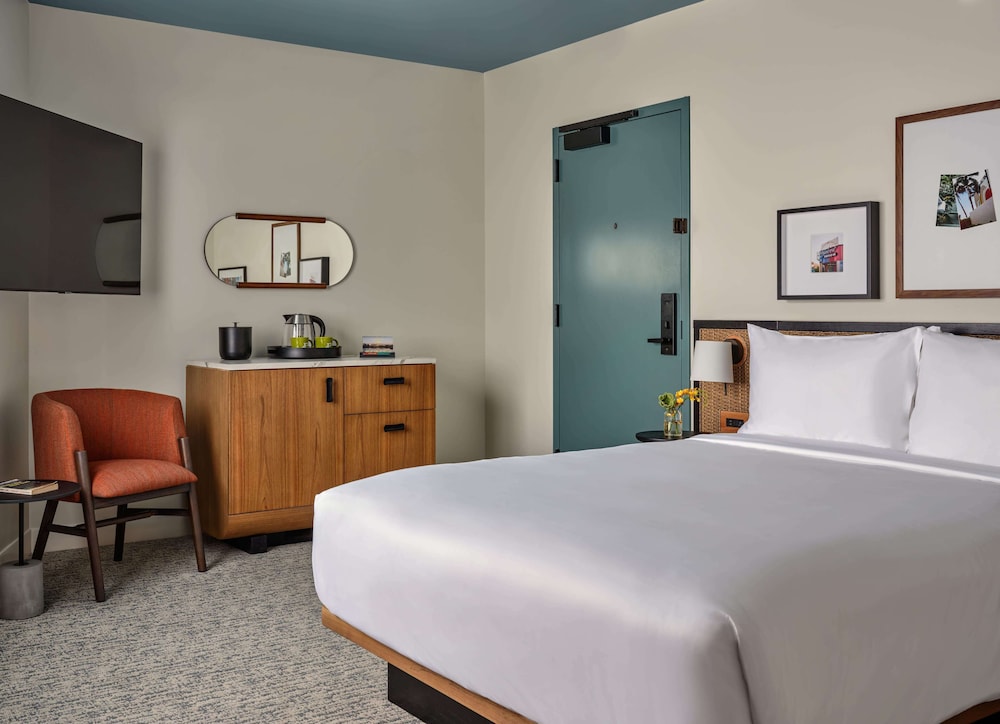Deluxe Room, 1 Queen Bed, Balcony - Photo 1