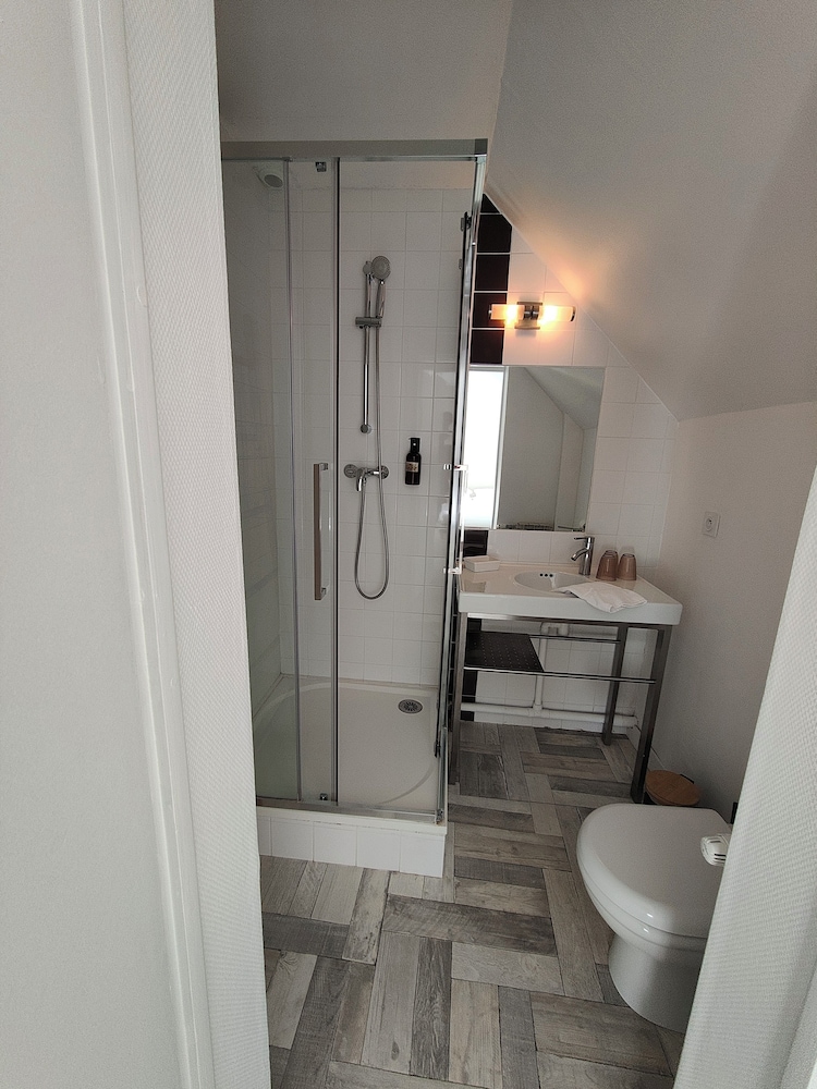 Economy Triple Room photo 2