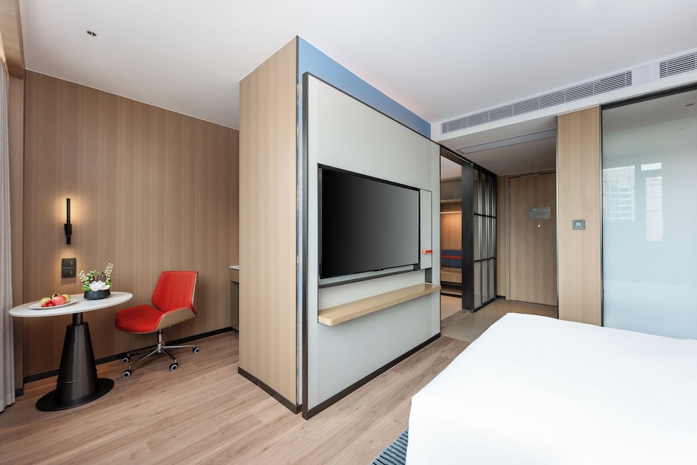 1 King Standard Extra Floor Space With Bath