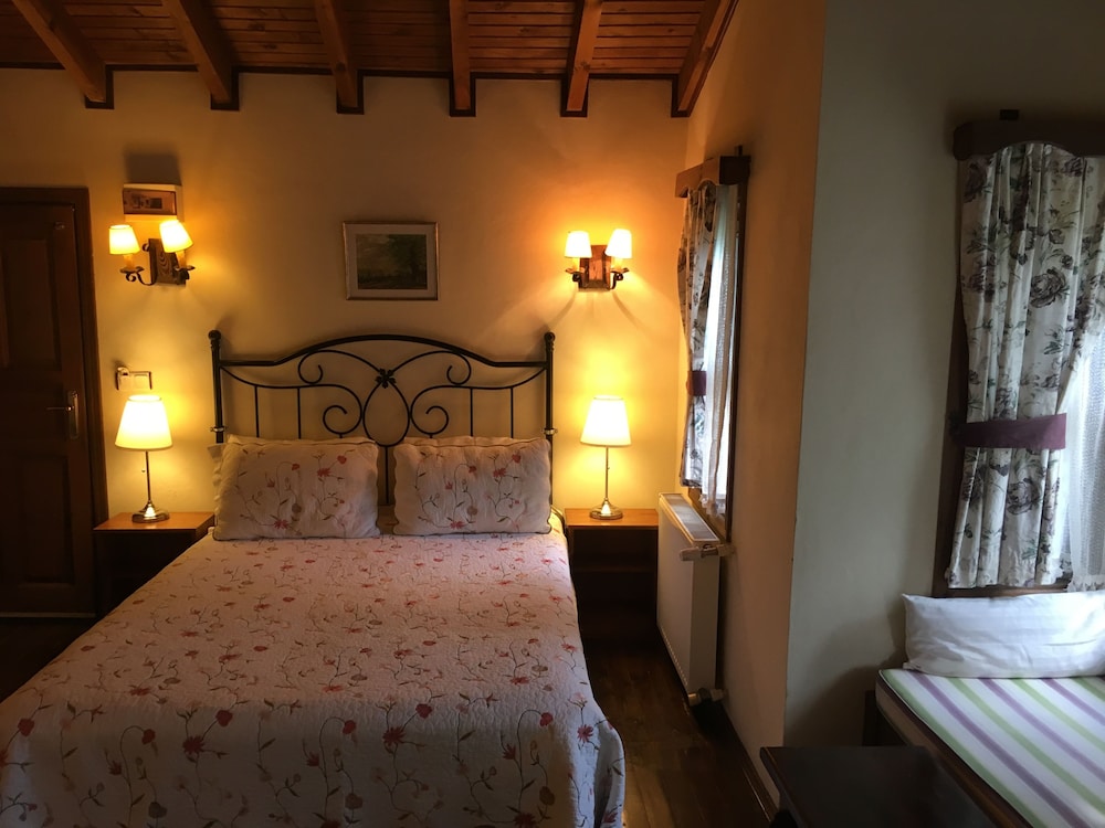 Room, 1 Queen Bed (Bay Window / Cumba) photo 2