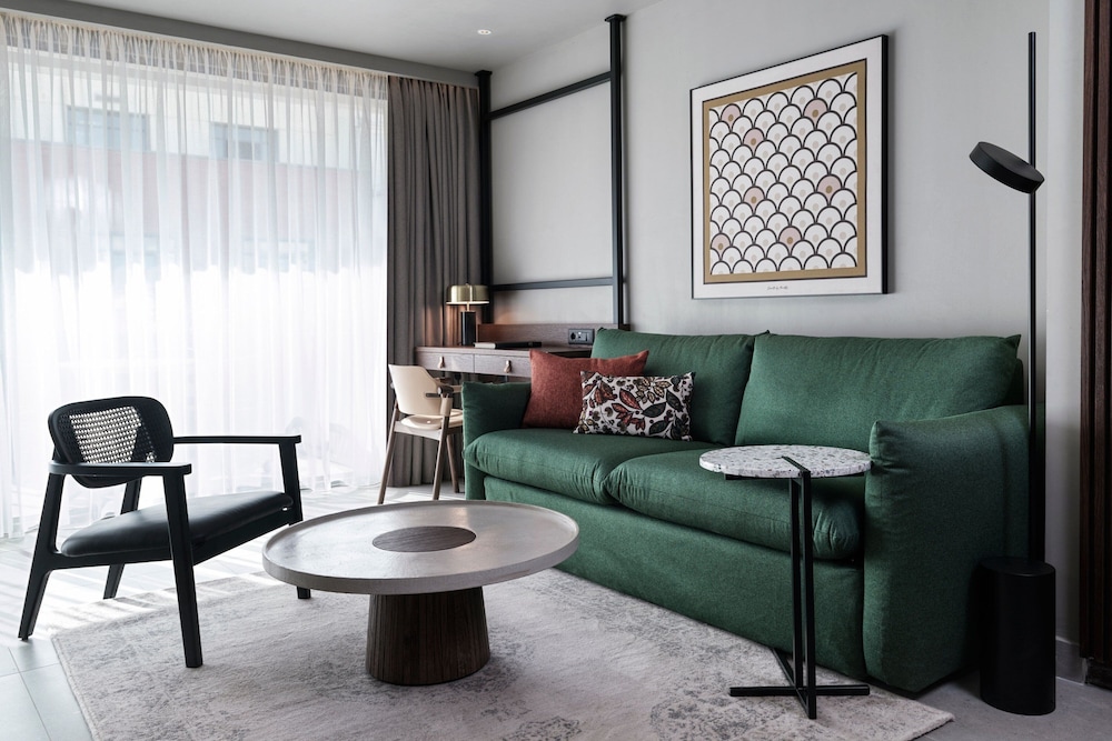Executive Suite, 1 Bedroom, Balcony - Photo 10