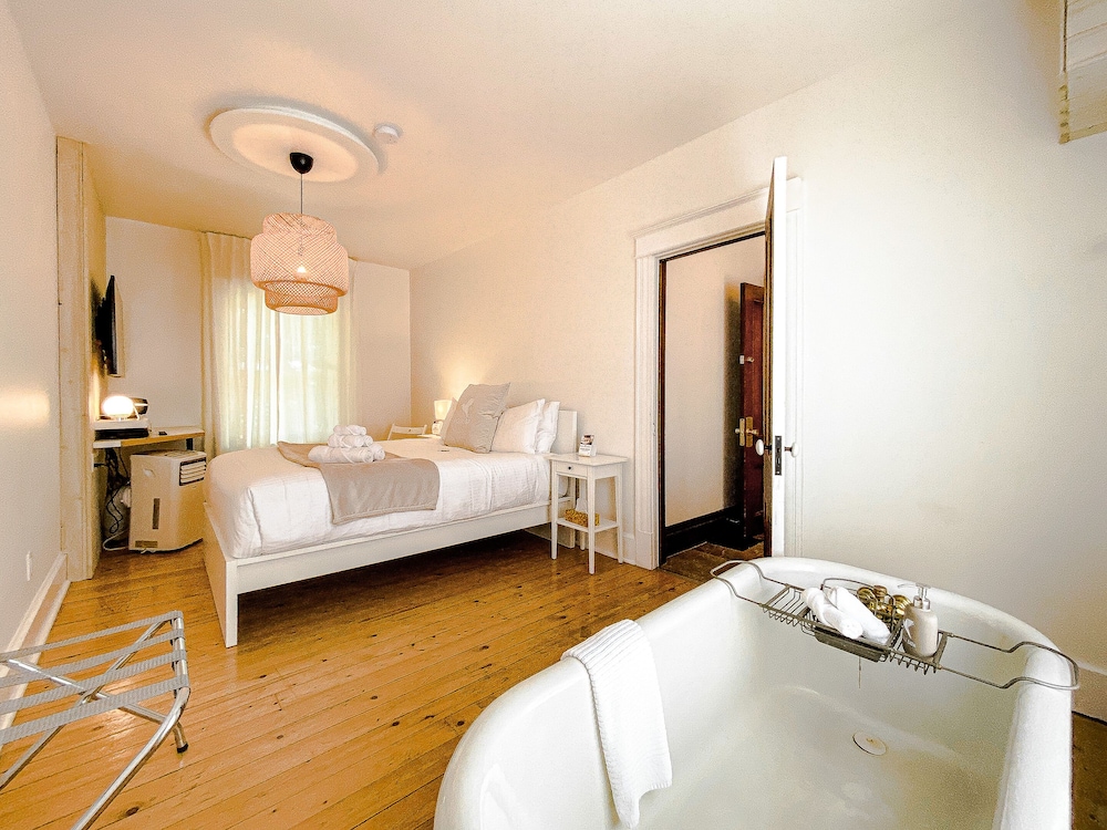 Deluxe Suite, Multiple Bedrooms, Bathtub