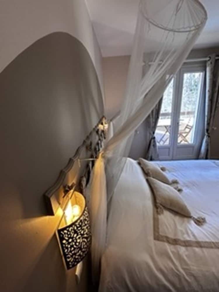 Luxury Double Room, Shared Bathroom, Pool View photo 1