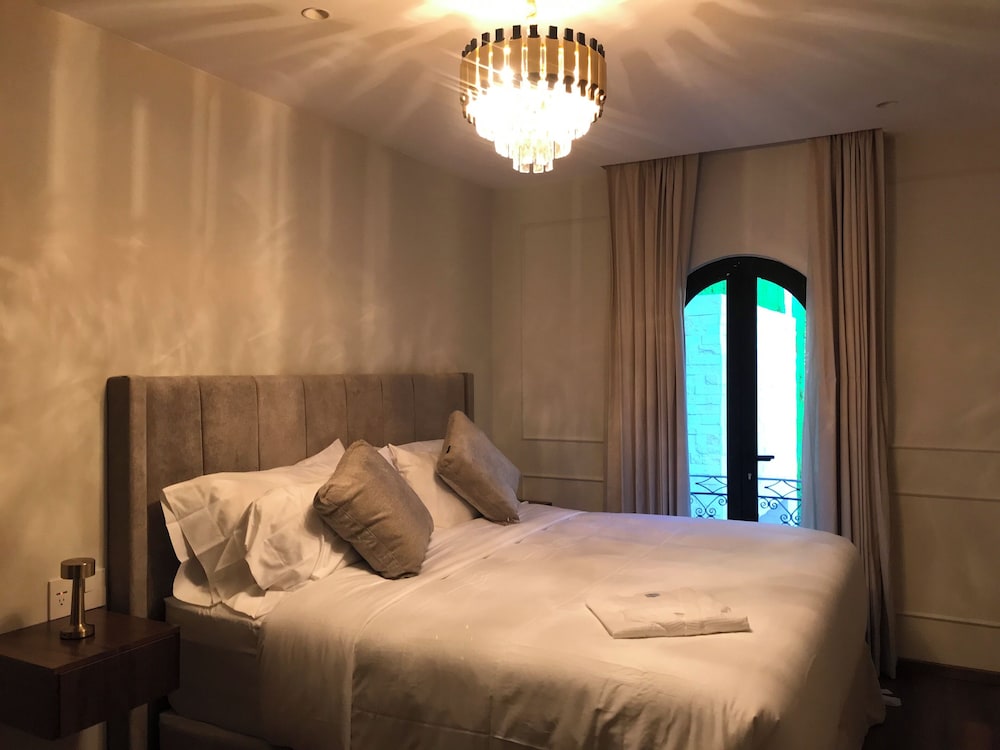 Premier Studio Suite, Courtyard View
