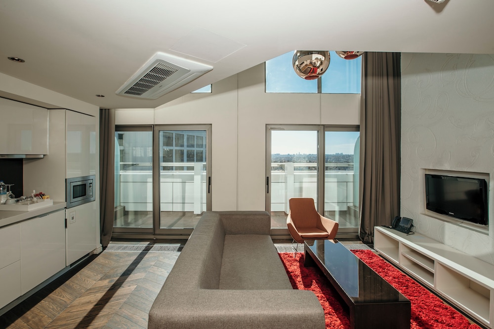Duplex King Suite with Balcony photo 2