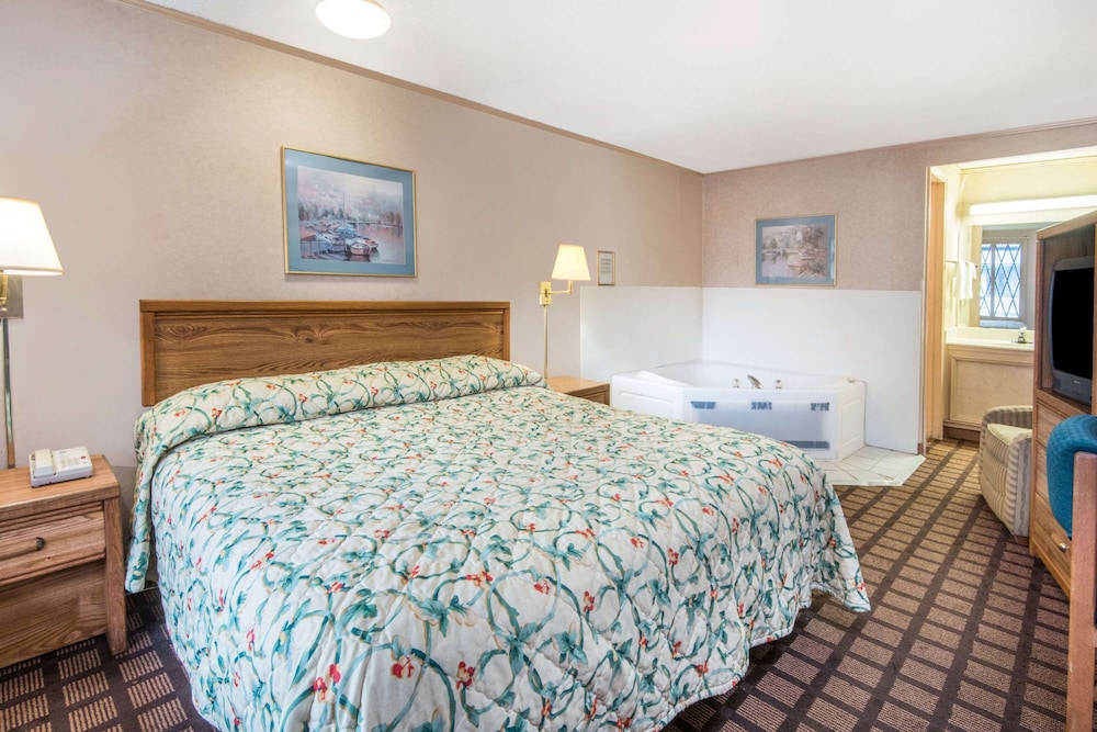 Room, 1 King Bed, Non Smoking, Jetted Tub photo 3
