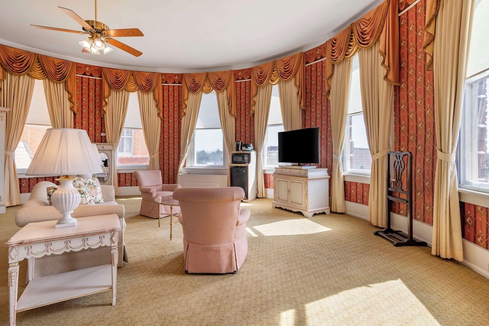 Suite, 1 King Bed, Non Smoking, Tower - Photo 4