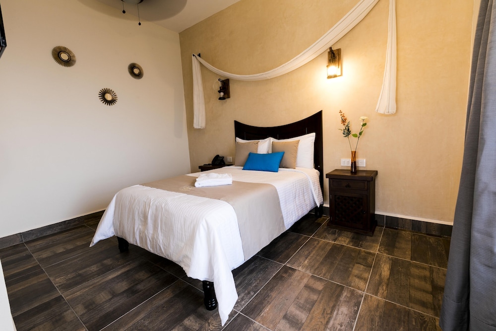 Deluxe Room, 1 King Bed, Refrigerator, Pool View
