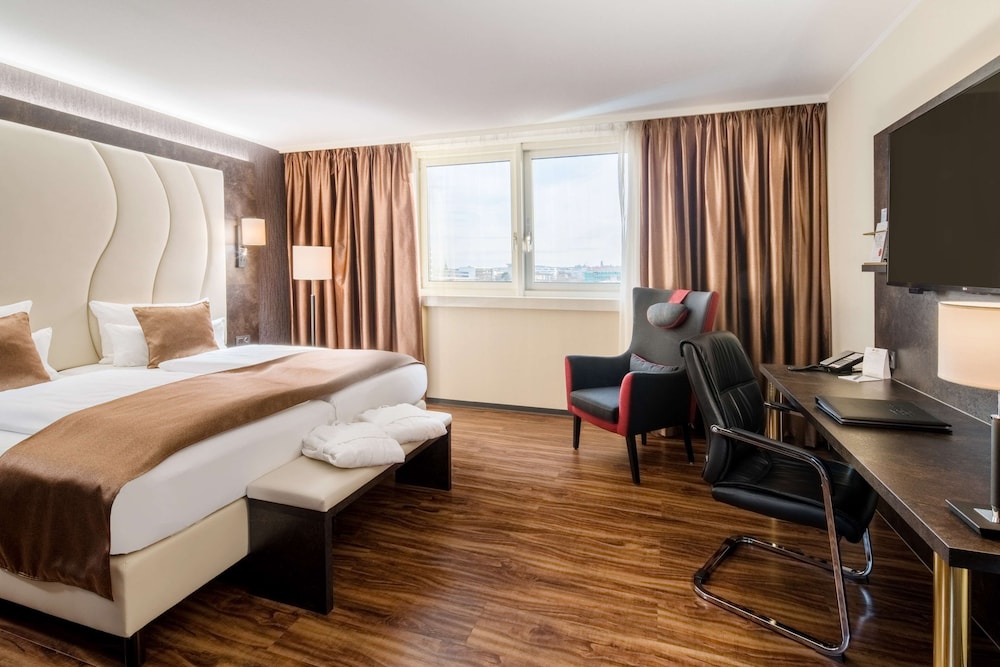 Suite, 1 King Bed (Converts to 2 Twin Beds;with Sofabed)