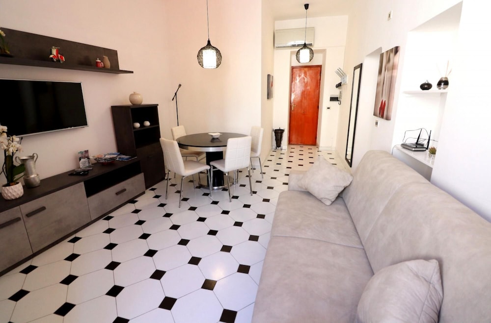 Apartment, Smoking
