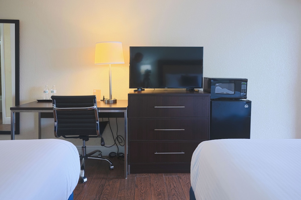 Premium Double Room, 2 Double Beds - Photo 11