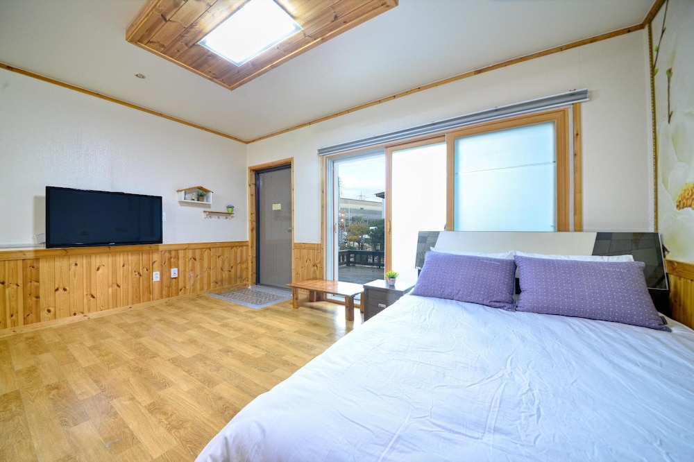 Basic Room, 1 Bedroom (103sage)