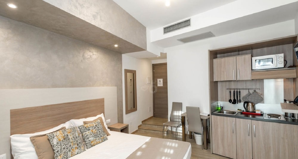 Deluxe Room, Kitchenette (balcony) thumbnail 5