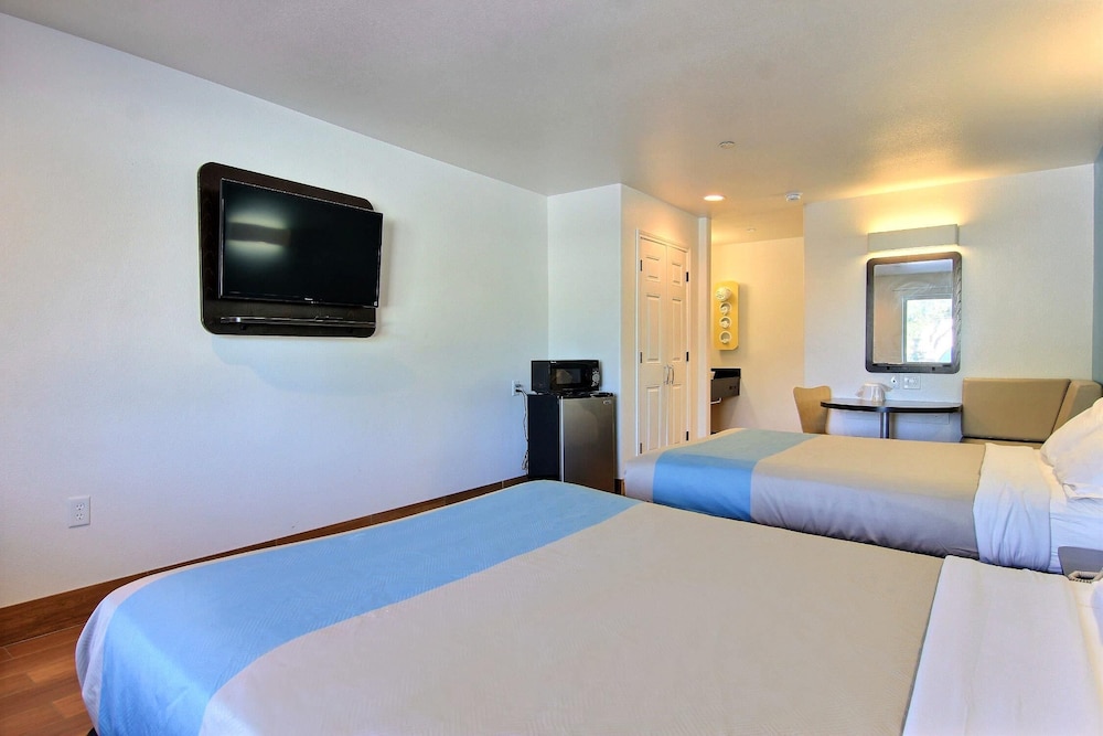 Deluxe Room, 2 Queen Beds, Non Smoking, Kitchenette photo 3