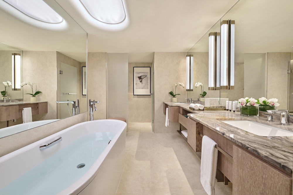 Suite, 2 Twin Beds, Balcony (Marina Bay) thumbnail 5