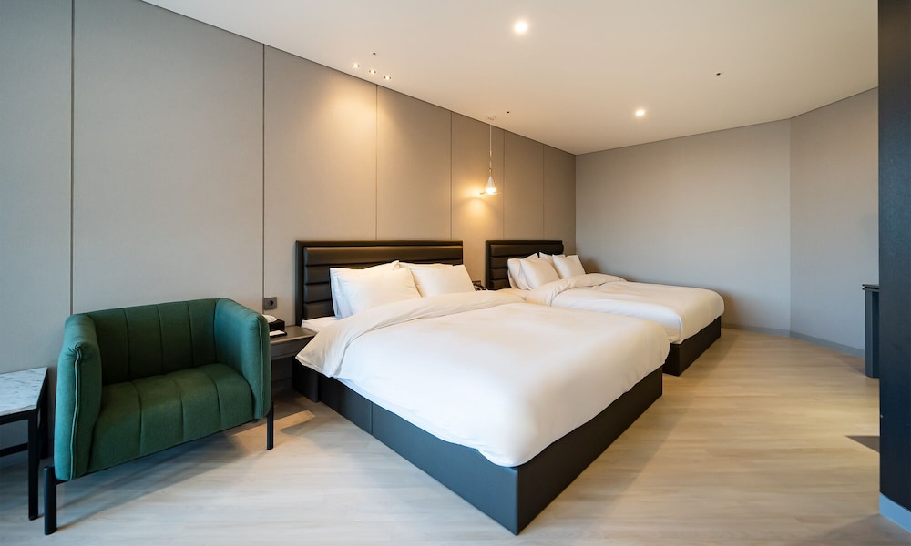 Suite - Photo 11