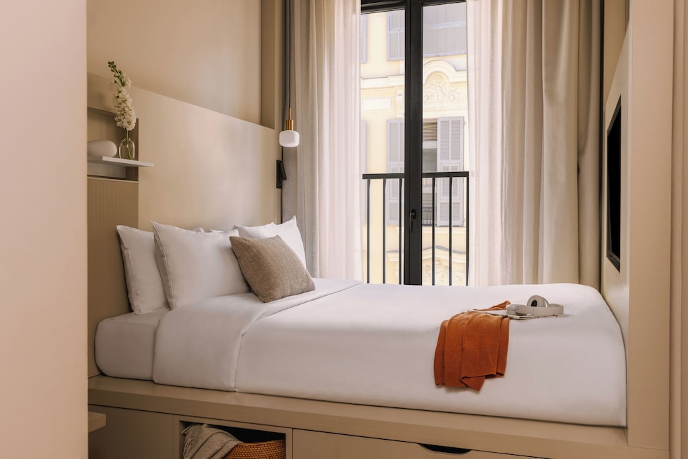 Junior Room, 1 Queen Bed