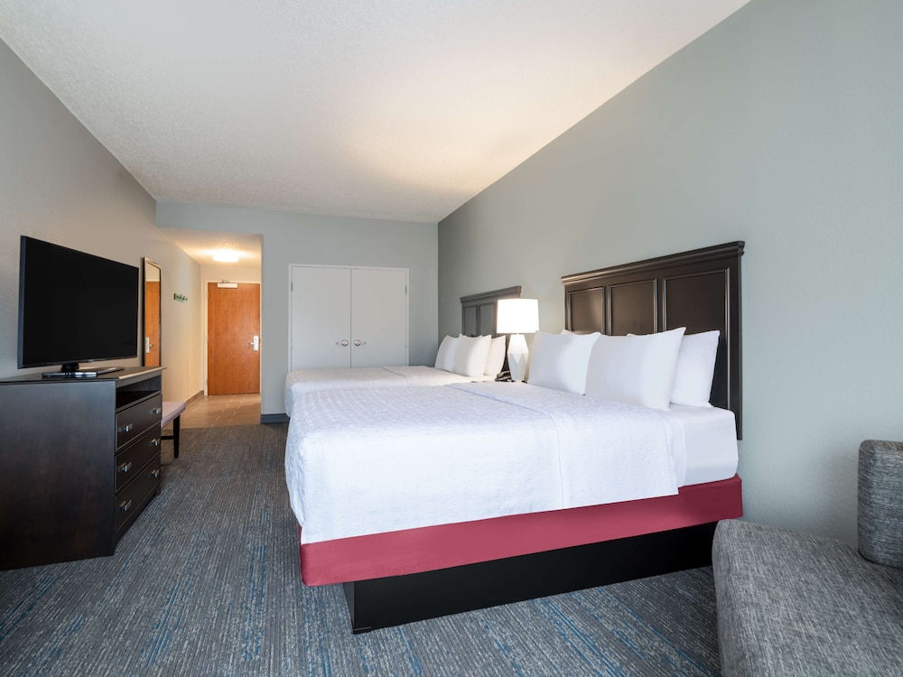 Room, 2 Queen Beds, Refrigerator & Microwave - Photo 3