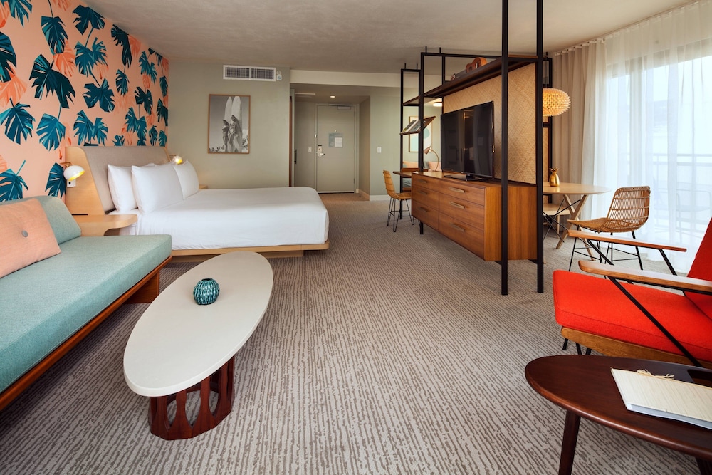 Deluxe Suite, 1 King Bed, Balcony (Corner)