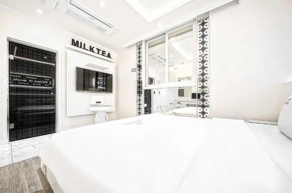 Standard Room, 1 King Bed, Non Smoking, Jetted Tub - Photo 7