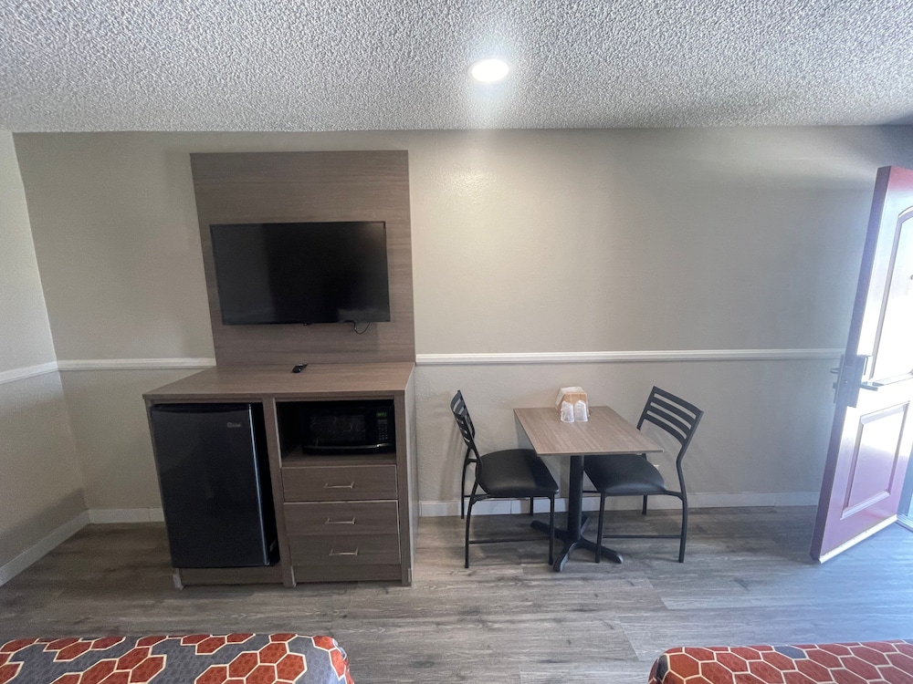 Basic Room, 1 King Bed, Smoking photo 3