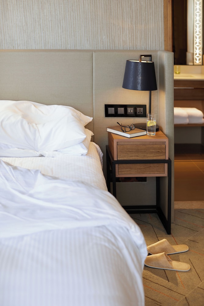 Deluxe Twin Room (Partial Marina View) photo 3