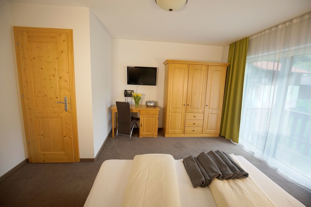 Standard Double Room, 1 Bedroom, Balcony, Mountain View (Edelweiss) photo 1