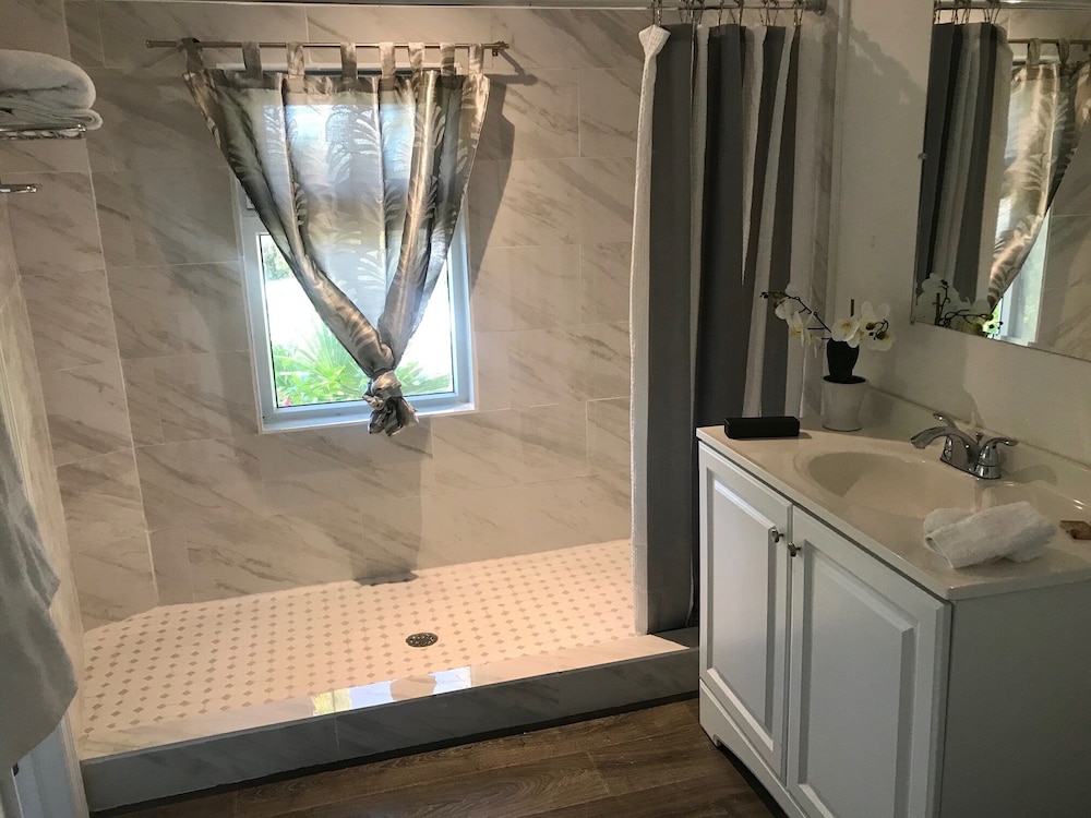 Honeymoon Studio Suite, 1 King Bed, Refrigerator photo 3