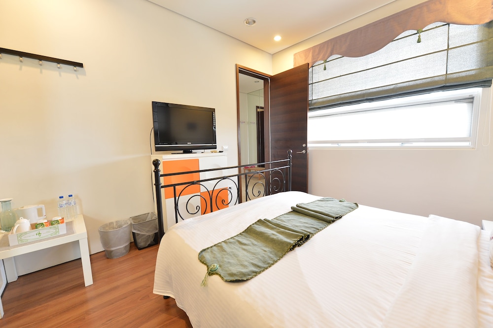 Elite Double Room, 1 Double Bed, Courtyard View, Beachside photo 2