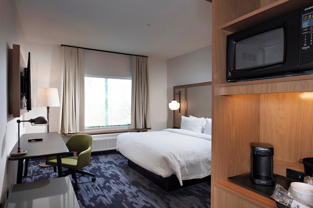 Room, 1 King Bed (Hearing Accessible) - Photo 3