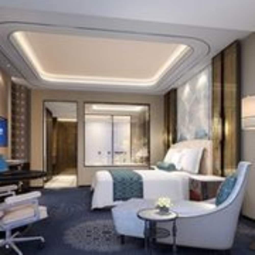 Deluxe King Suite photo 3