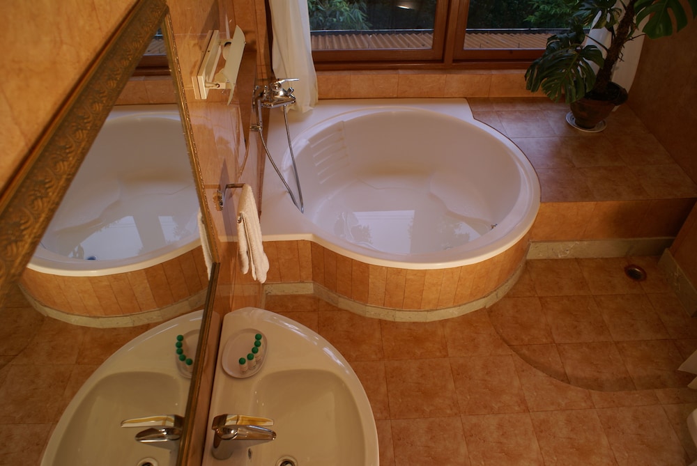 Royal Suite, 1 King Bed, Bathtub, Valley View photo 3