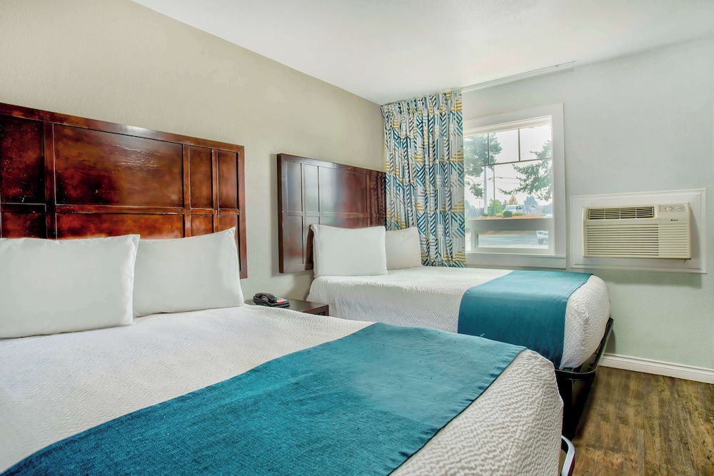 Standard Room, 2 Double Beds, Non Smoking, Refrigerator & Microwave photo 3