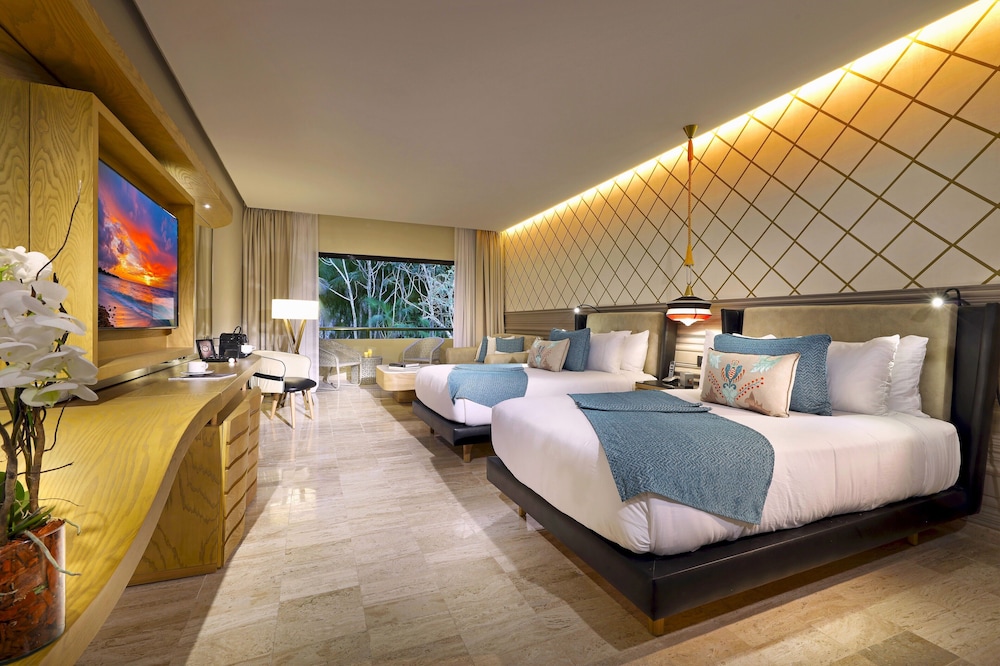 Junior Suite Poolside