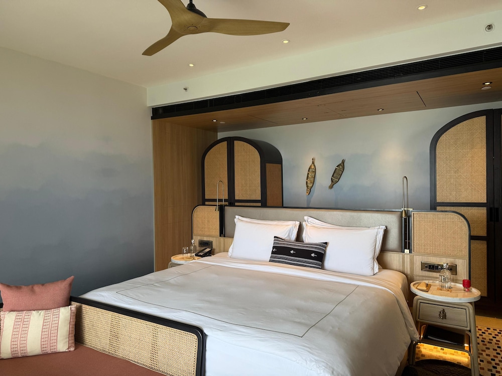 Superior Room, 1 King Bed, Balcony, Sea View