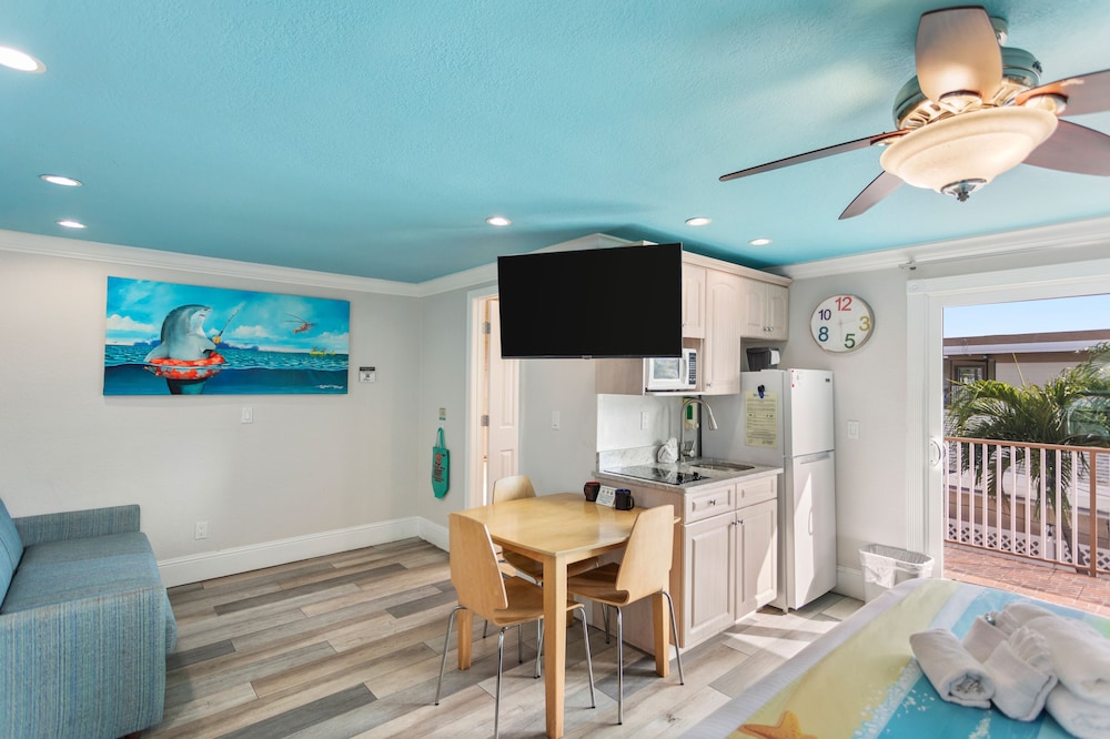 Bay Front with Balcony Suite: 1 Queen Bed and 1 Sleeper Sofa - Photo 3