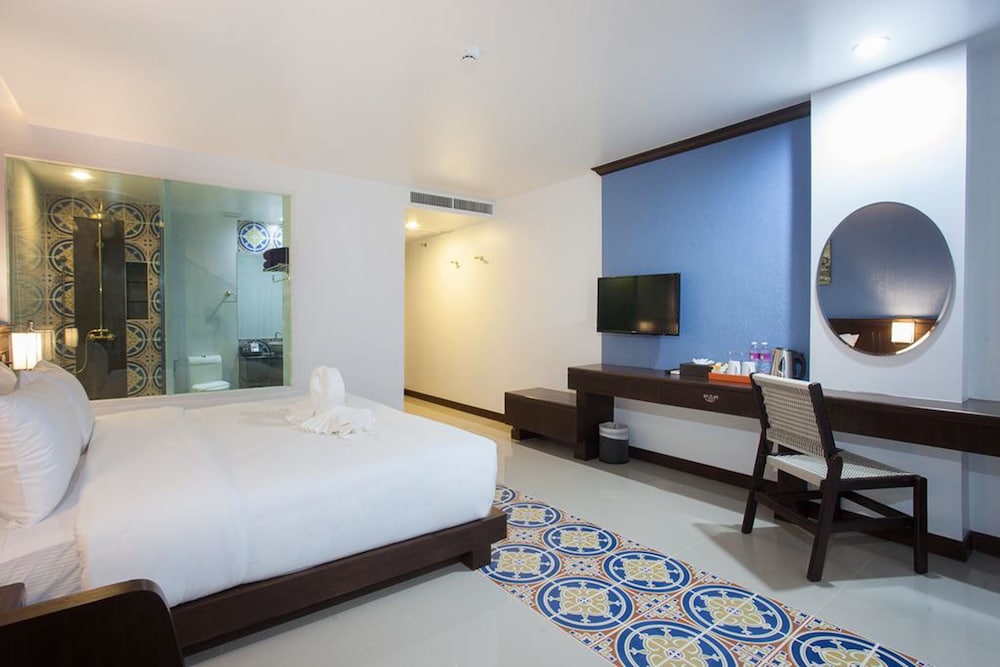 Deluxe Double Room, Pool Access photo 2
