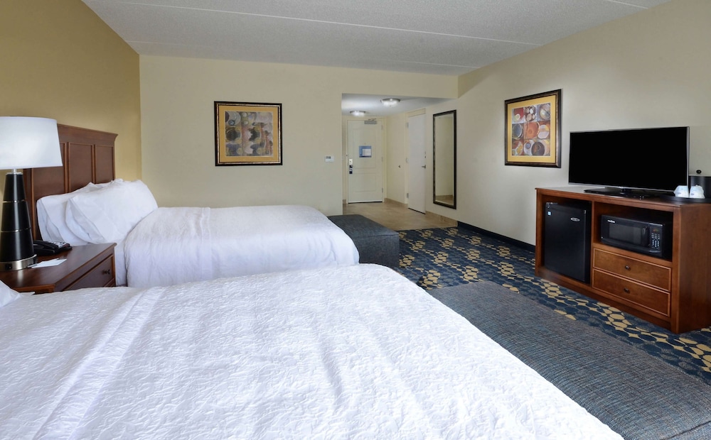 Room, 2 Queen Beds, Accessible, Bathtub photo 3
